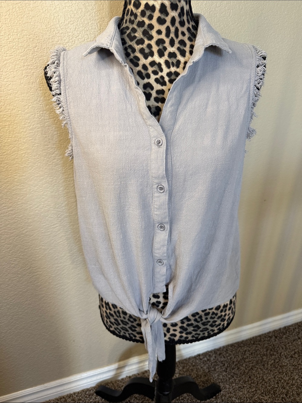 eesome Light Gray Sleeveless Tie-Front Button top
